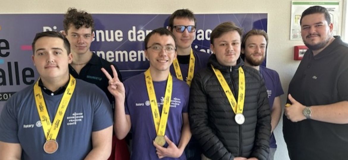 Pierre-Louis BONGAIN, Guillaume PICAUD, Thibaud DOURLENS, Luc ALBERTINI, Augustin MONCHARMONT, Amaël LORENZINI et leur formateur Emmanuel CHAMBON.